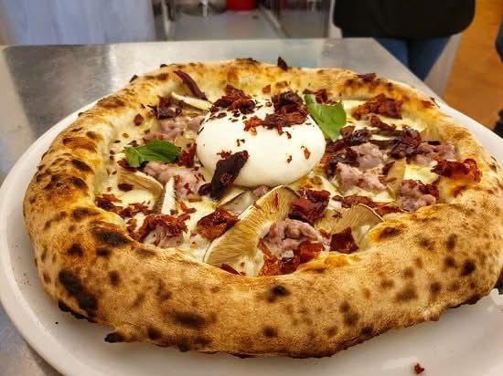 Pizza mit Burrata als Highlight